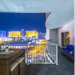 2100 SqFt Penthouse Suite : Strip Views! POOL GYM