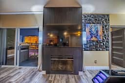 2100 SqFt Penthouse Suite : Strip Views! POOL GYM - Image 4