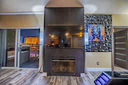 2100 SqFt Penthouse Suite - Strip Views! POOL GYM - Image 4