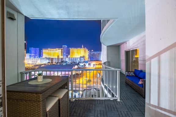 2100 SqFt Penthouse Suite - Strip Views! POOL GYM - Image 1