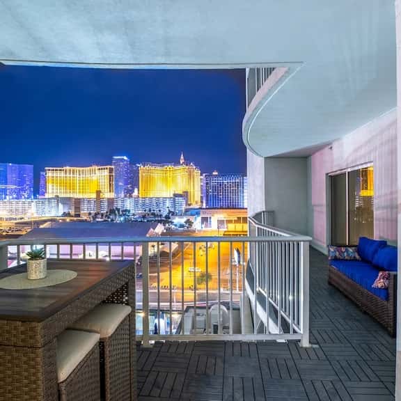 2100 SqFt Penthouse Suite : Strip Views! POOL GYM - Image 1