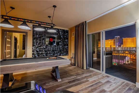 2100 SqFt Penthouse Suite : Strip Views! POOL GYM - Image 2