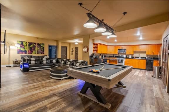 2100 SqFt Penthouse Suite - Strip Views! POOL GYM - Image 3
