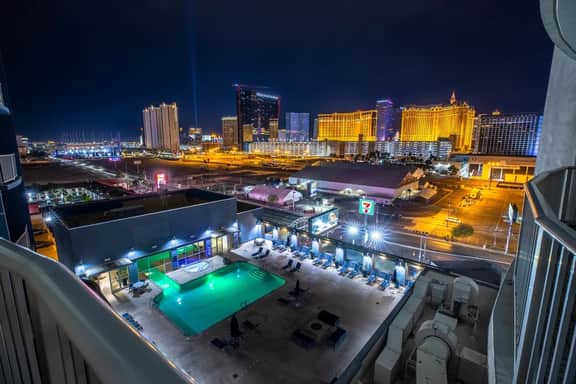 2100 SqFt Penthouse Suite - Strip Views! POOL GYM - Image 5